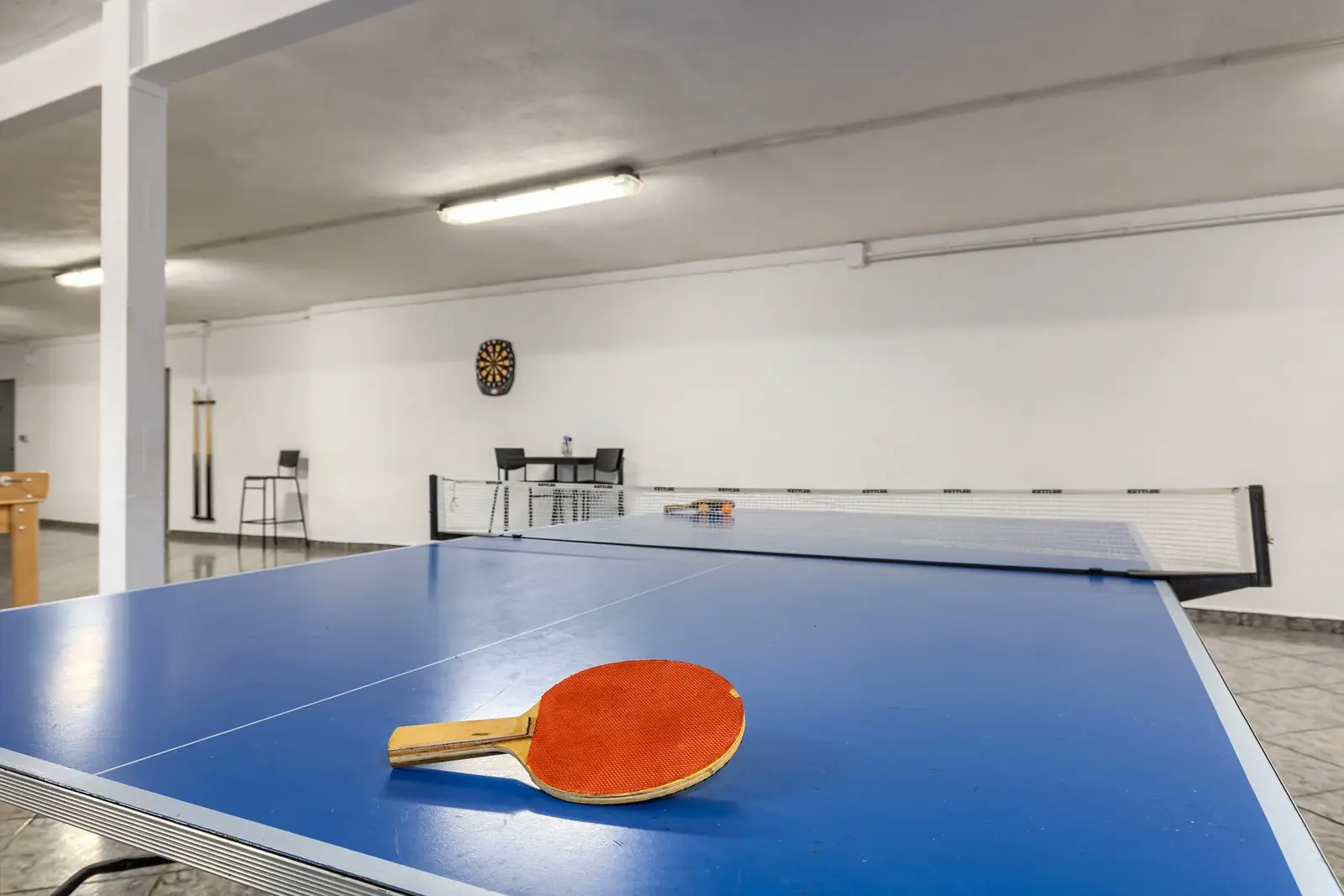 Mesa de ping pong en la sala de juegos