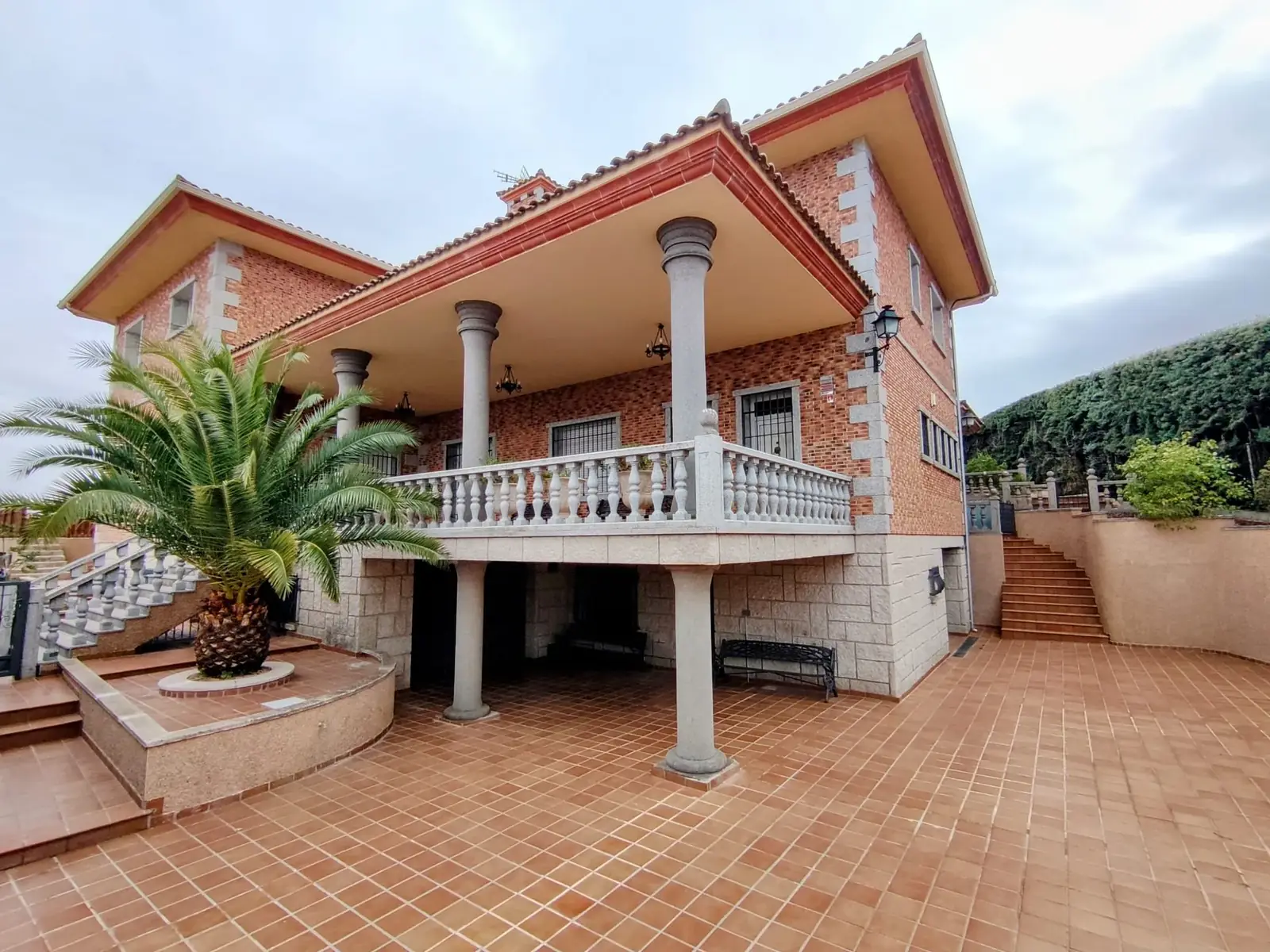 Vista frontal de la villa con su gran terraza