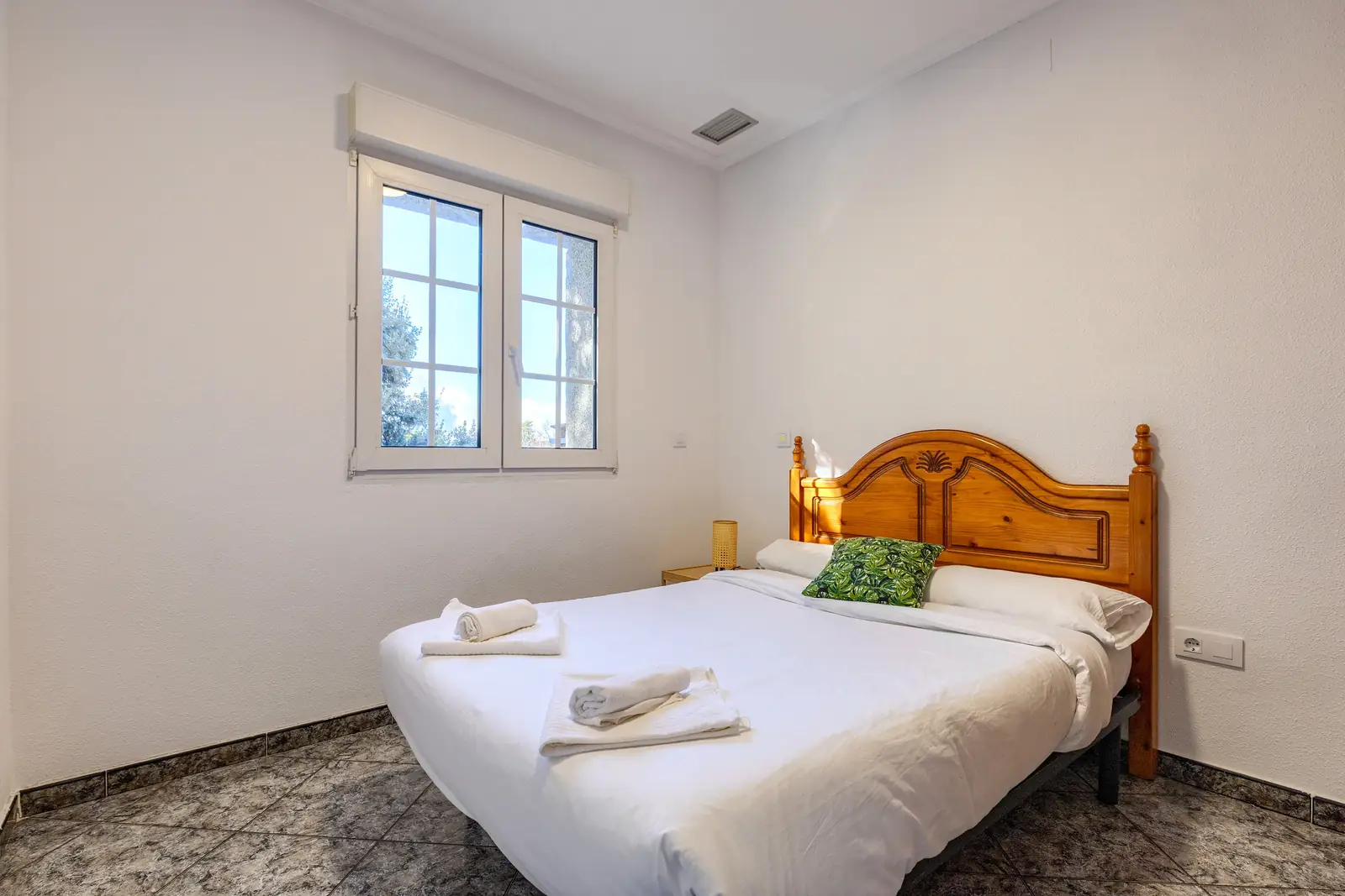 Habitación con cama doble, armario empotrado y AC. Vistas a la casa del árbol