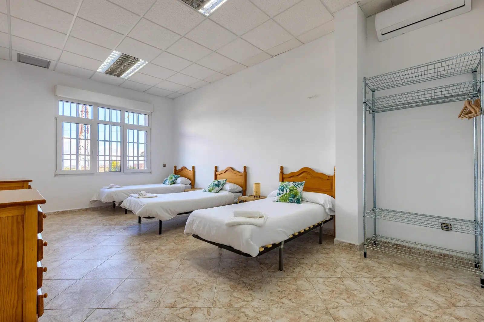 Habitación con tres camas singles y AC